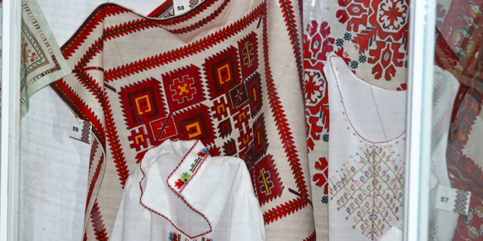 etnisk klær etno etno broderi valentino mote kostyme mønster motiv skjorte
