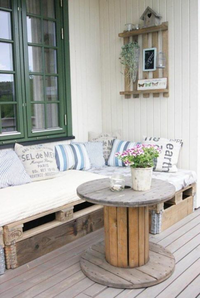 europalette dřevěné palety balkon nábytek terasa design pohovka gaučový stůl