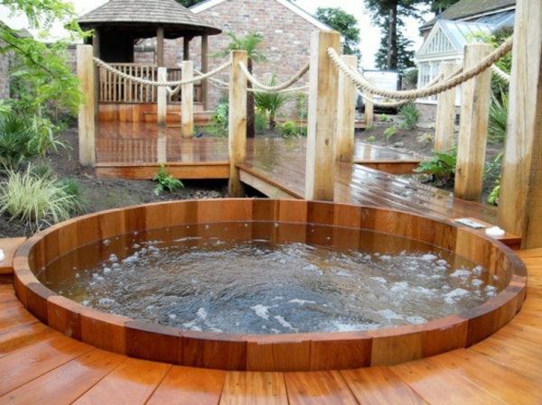 exotische houten badkuip ronde tuin touwbrug