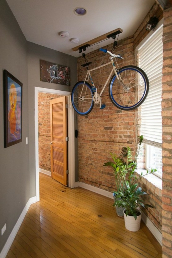 τοίχο ποδήλατο τοίχο σπίτι οροφή κρέμονται