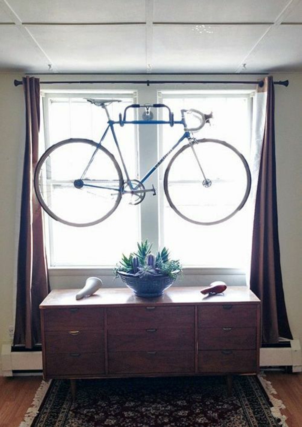 Η πόρτα ποδηλάτου στο παράθυρο του σπιτιού εξοικονομεί χώρο