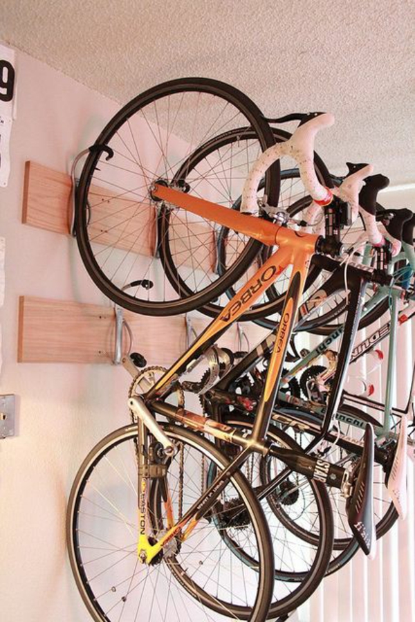 ποδήλατο τοίχο τοποθέτηση κρέμονται πολλά ποδήλατα