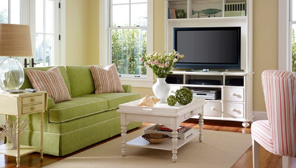 šeimos kambarys žalia sofa sienos spalvos gyvenamasis kambarys neutralus sienų dizainas