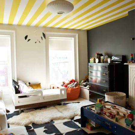 Plafonul de living camera de interior galben