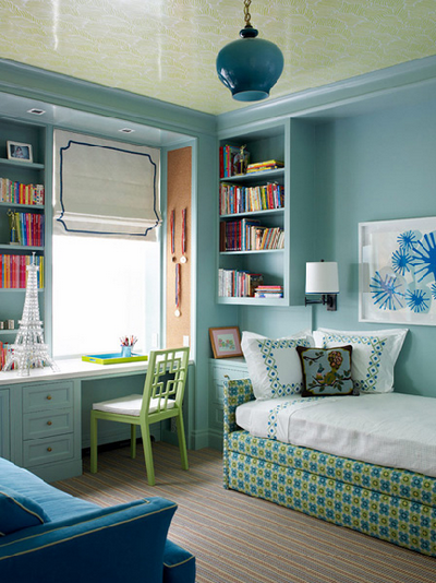 φανταστικό καναπέ-κρεβάτι στο μπλε κρεβατοκάμαρο