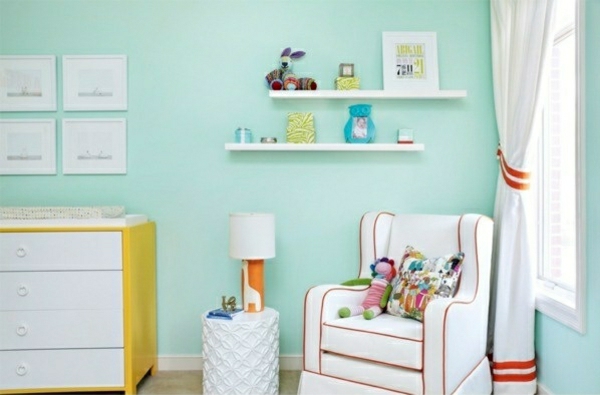 цветова схема цветове на детската стая стена боя мента зелена стена шелф фотьойл