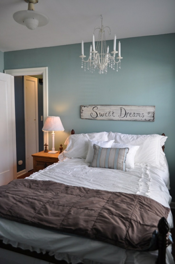 έγχρωμη διακόσμηση κρεβατοκάμαρα κρεβάτι τοίχο χρώμα μπλε