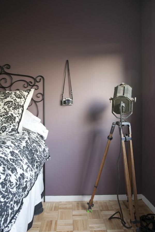 цветен дизайн спалня легло стена боядисана лилаво