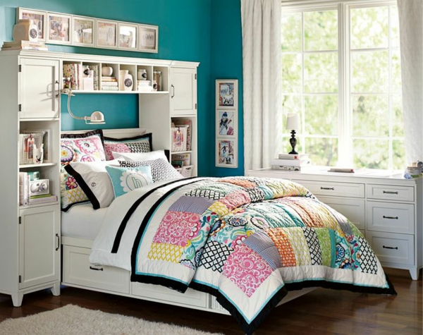 цветен дизайн спалня цветове стена боядисан тюркоаз синьо постелки колоритен пачуърк
