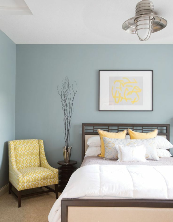 цветова схема спалня пастелни цветове жълт фотьойл стенопис боядисване на стена синьо