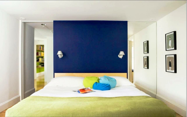 цветен дизайн спалня стена стенна боя кралски синьо свещи