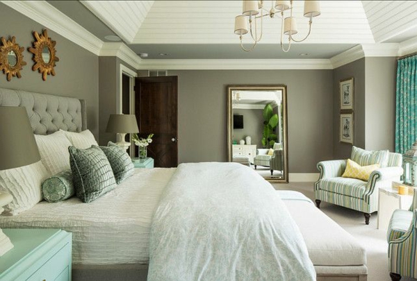 farveskema soveværelse væg maling grå polstret seng