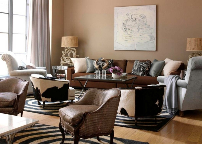 spalvotas dizainas svetainė smėlio spalvos sienų dažai ruda sofa zebra kiliminė danga
