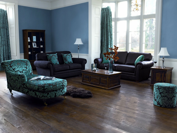 spalvos schemos svetainė mėlyna sienelė spalva gėlių stilius odinė sofa