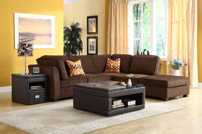 farveskema stue gul vægge brun sofa elegant tæppe