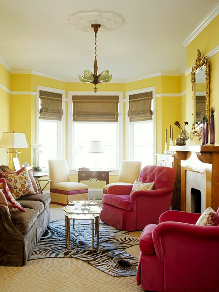 värimaailma olohuone keltainen seinä maali seepra matto punainen nojatuoli