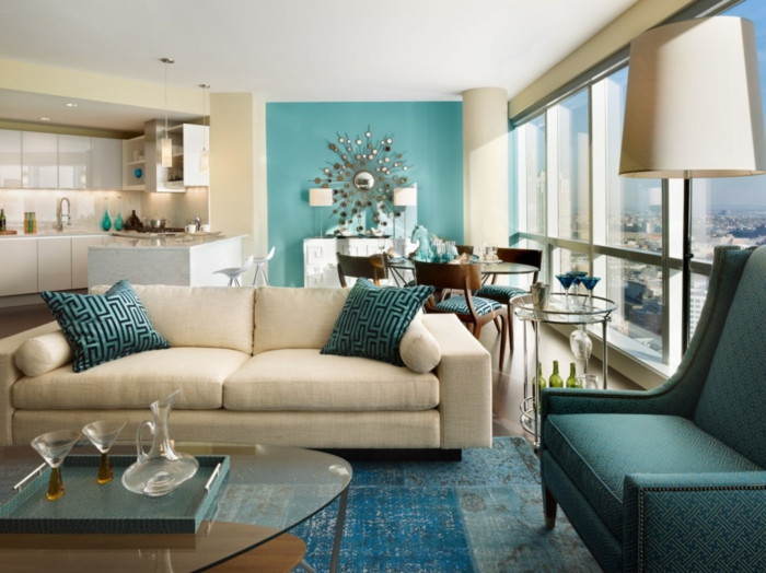 spalvinė schema gyvenamasis kambarys žalia akcentas sieninė kiliminė danga stiklo stalas atviras planas