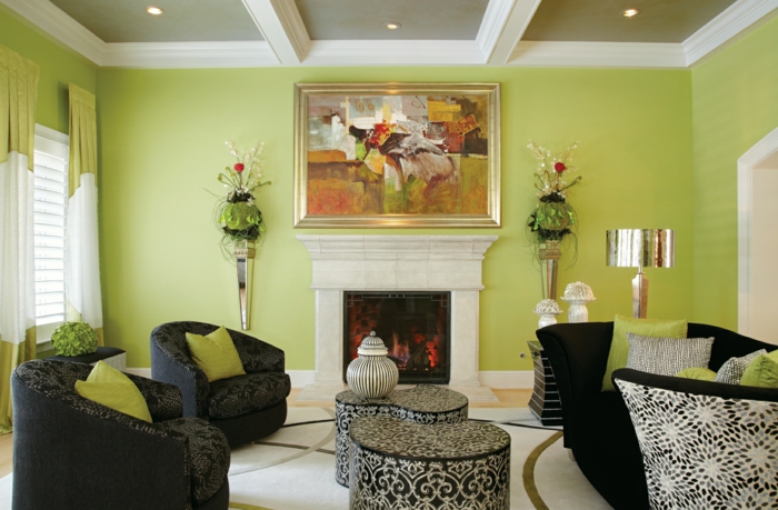 kleurstelling woonkamer groene muren donkere meubels open haard