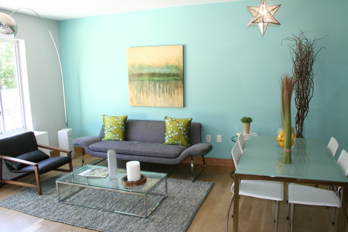 kleurstelling woonkamer groene muur verf tapijt booglamp