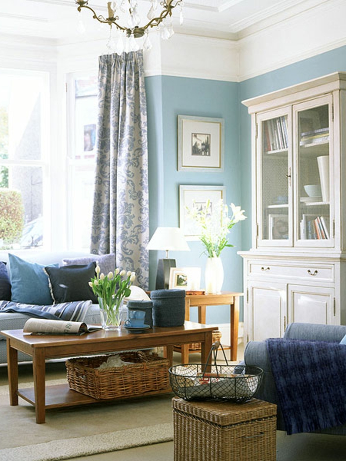 farveskema stue lyseblå vægge planter uigennemsigtige gardiner