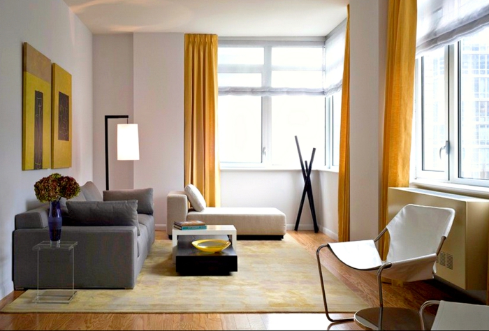 kleurstelling woonkamer lichte muren gele gordijnen