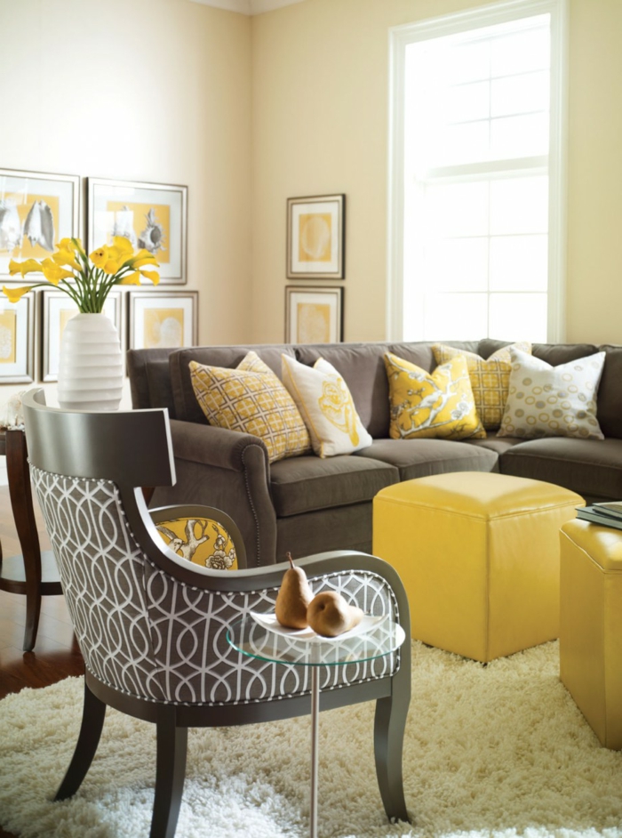farveskema stue lyse vægge gul fæces mørk sofa