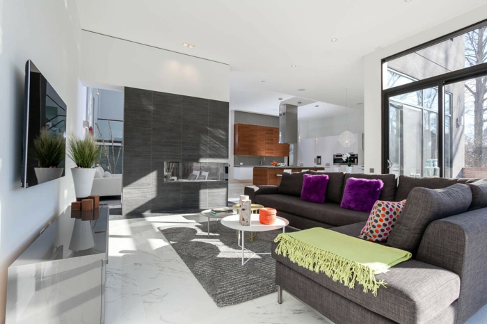 kleurstelling woonkamer lichte muren grijze hoekbank tapijt oven plan van leven
