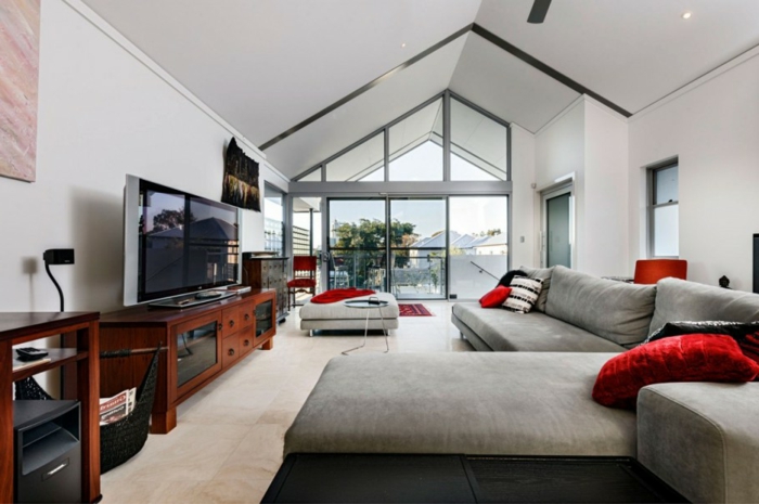 spalvų schema gyvenamasis kambarys šviesios sienos prabangios pilkos sofos raudonos akcentai