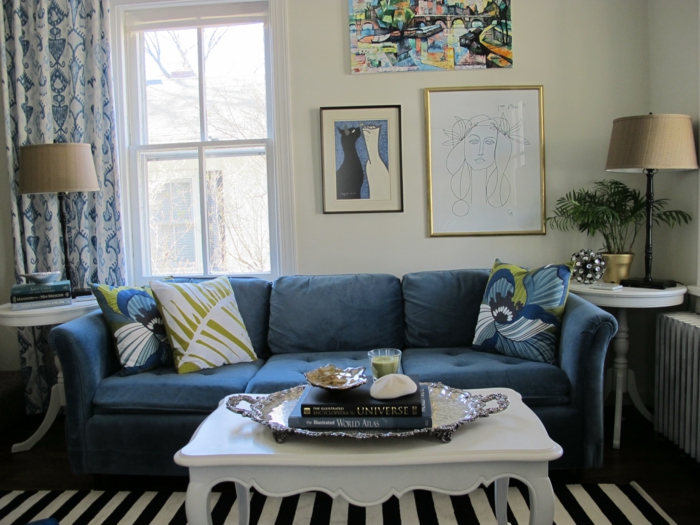 kleurstelling woonkamer lichte muren gestreepte tapijt blauwe sofa