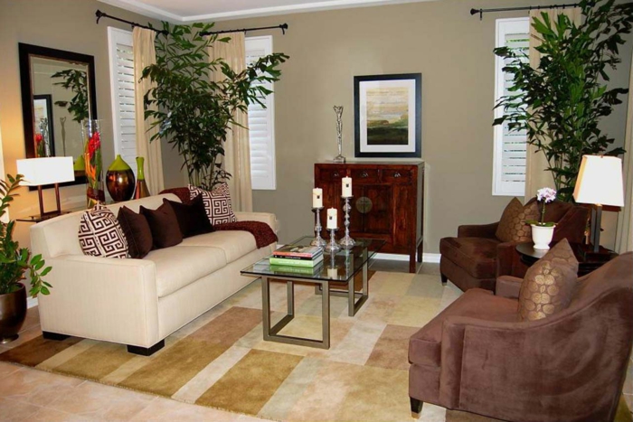 farve design stue lyse vægge vintage sofabord planter
