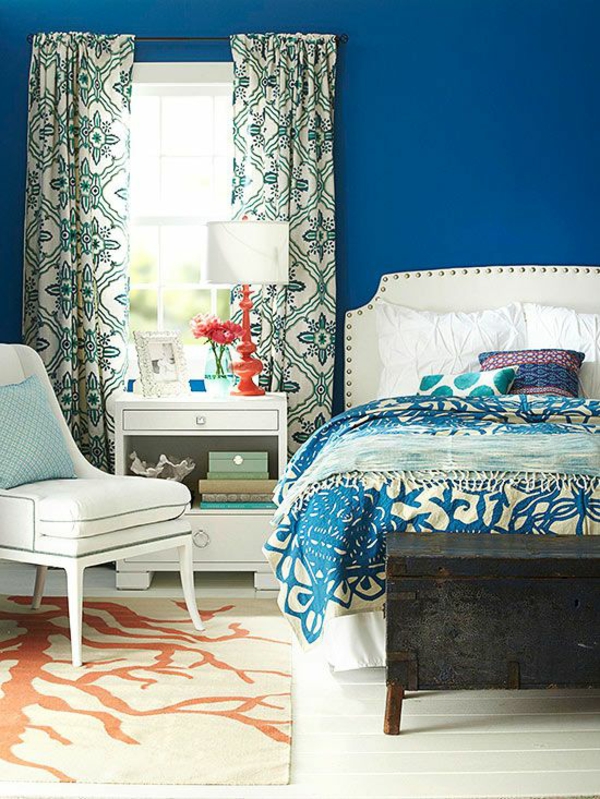 barevné nápady ložnice modrá stěna design barvitý