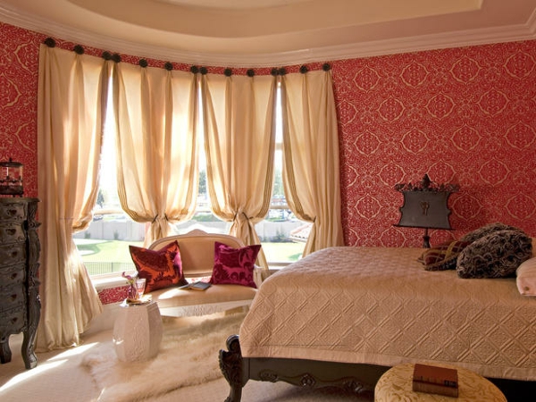 barevné nápady ložnice zdobení červená tapeta postel
