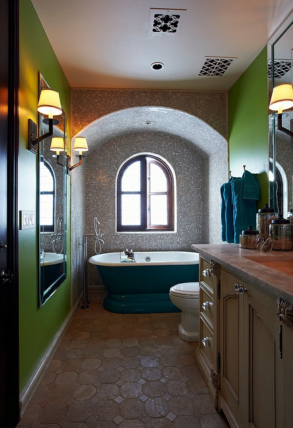 värillinen kylpyhuone kylpyhuonekalusteet kylpyamme jalustalla