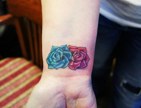 χρωματιστά τριαντάφυλλα μπλε τατουάζ καρπού εικόνες