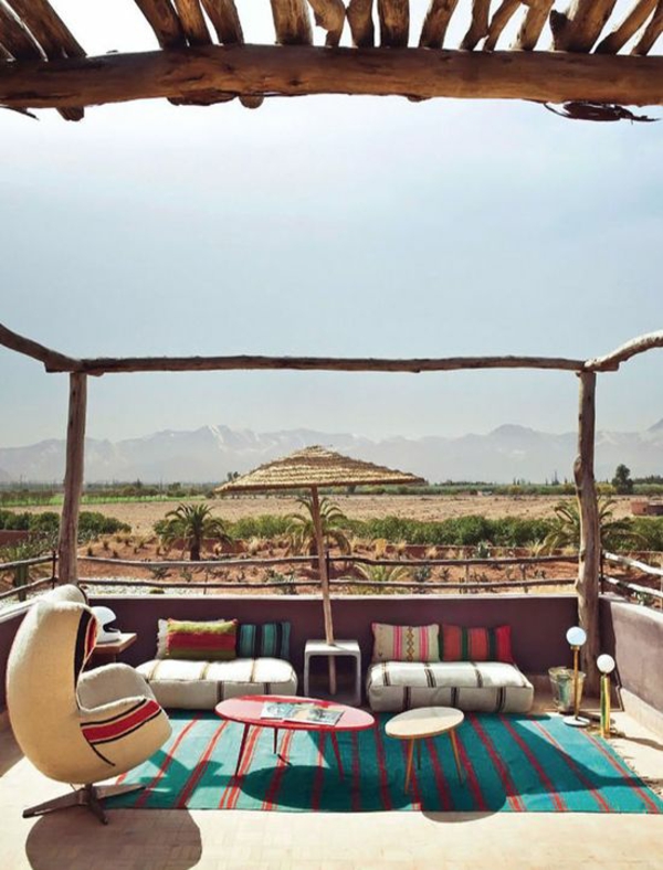 gekleurd terrasontwerp in stoelleunstoel in landelijke stijl