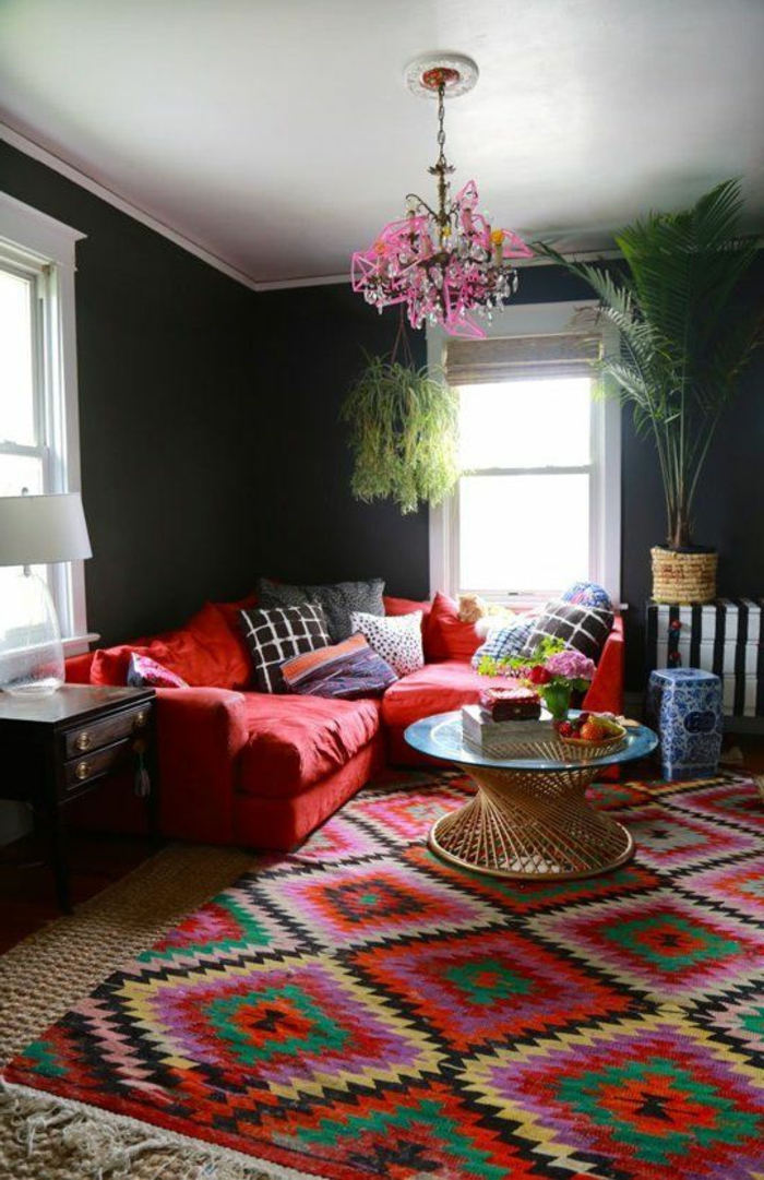gekleurde muren donkergrijs gekleurde tapijt rode sofa