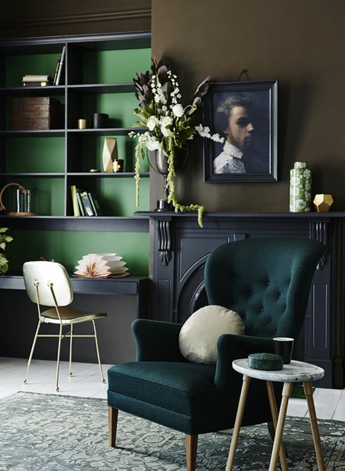 gekleurde muren donkere tinten bloemen groene fauteuil