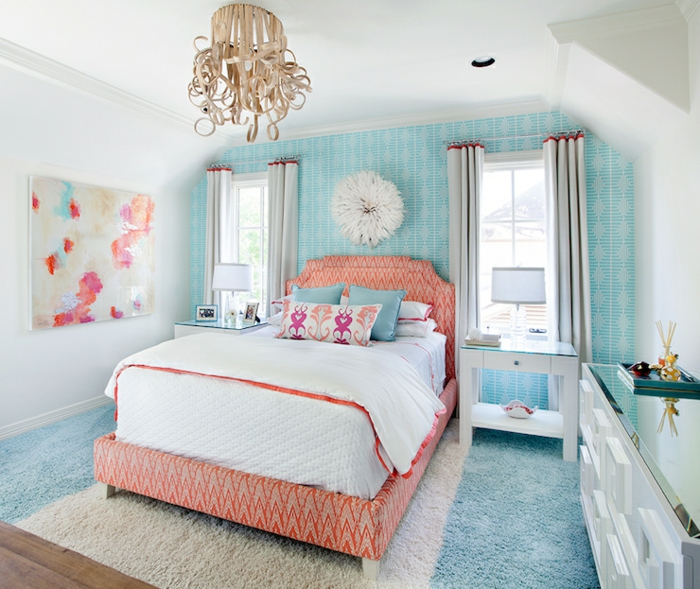 gekleurde muren behang blauw tapijt gekleurd bed