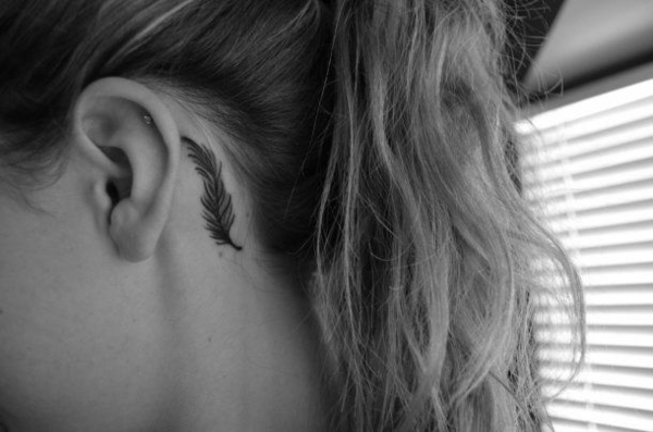 φτερό τατουάζ πίσω από τατουάζ αυτιών