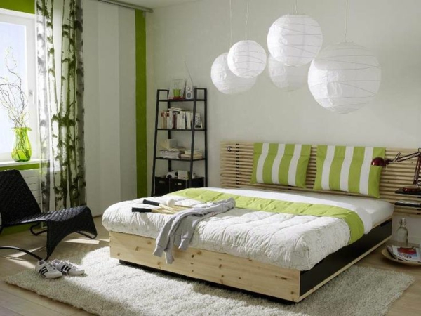 feng shui slaapkamer kleuren groen houten meubilair bed tapijt beschaamd