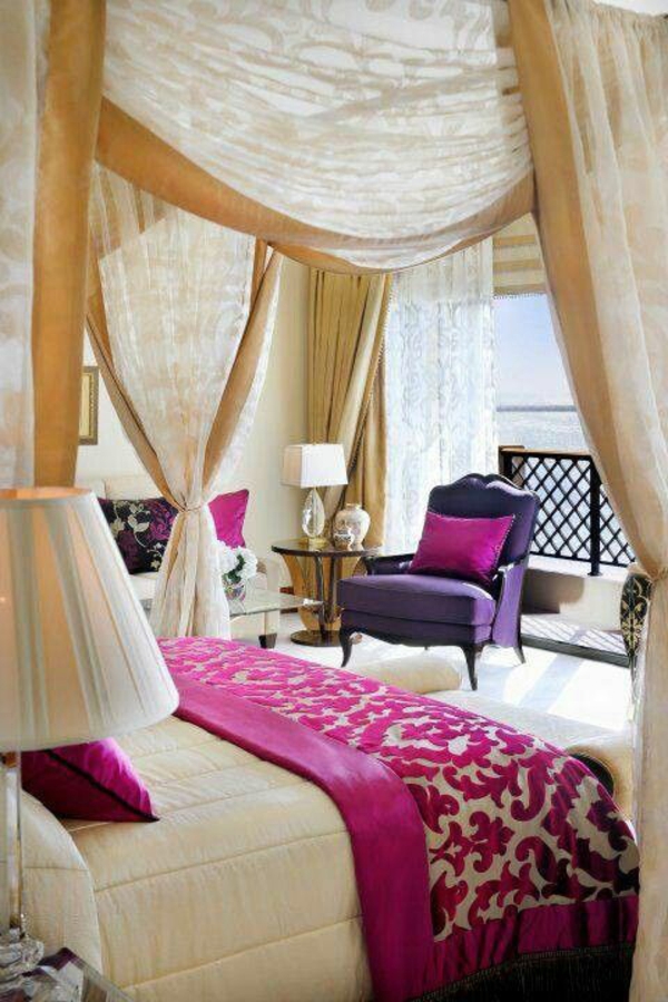 Feng Shui slaapkamer versieren kleuren paars bedhemel gordijn ideeën