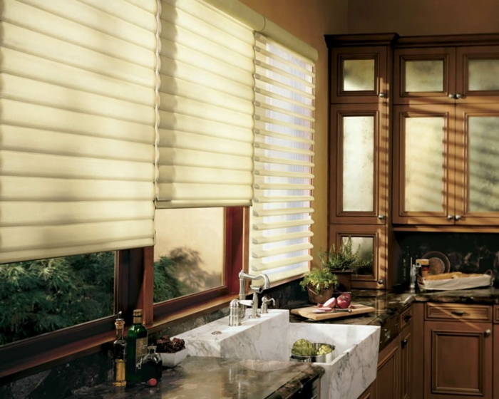 lango privatumo žaliuzės retro virtuvė