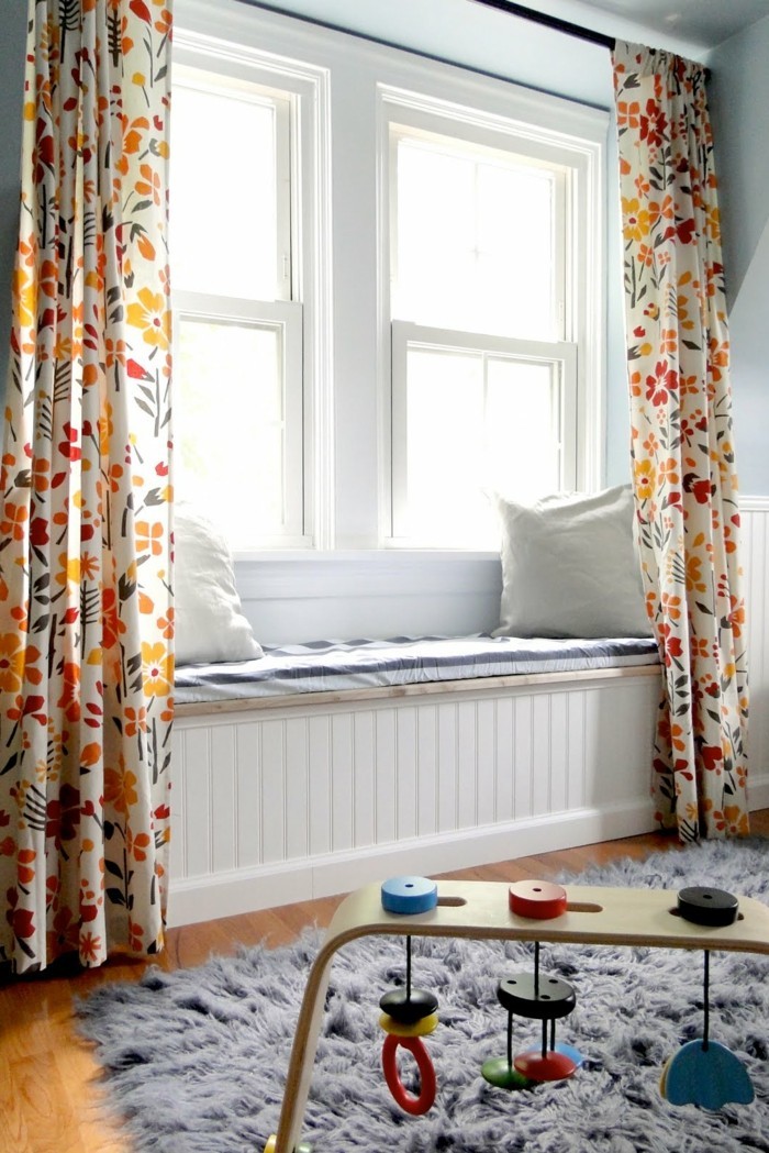 窗台婴儿室设计投掷枕头彩色窗帘