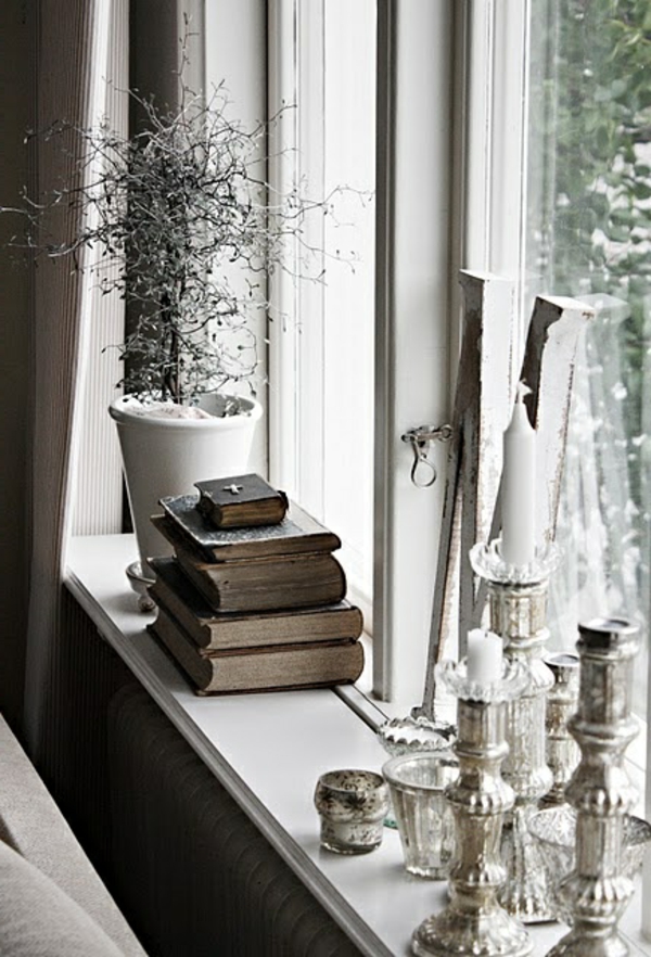 ventana travesaño deco elegante velas libros planta