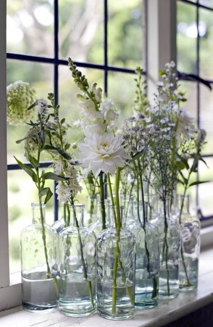 παράθυρο διακόσμηση λουλούδια φρέσκα γυάλινα αγγεία