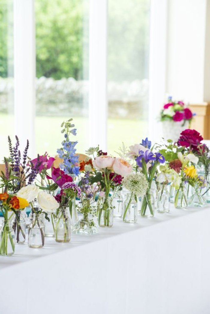 pervaz decor de flori colorate vase de sticlă