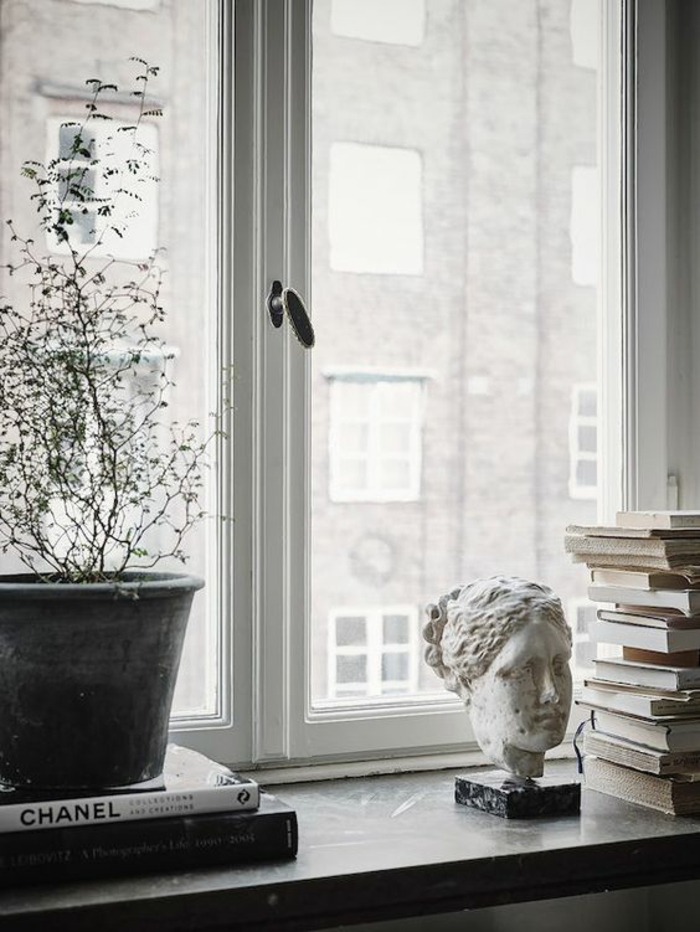 παράθυρο διακοσμητικά γλυπτά βιβλία λουλούδι γλάστρα