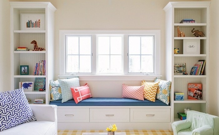 窗台内长凳彩色扔枕头美丽的景色