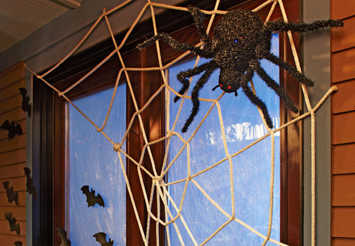 Make window decoration with spiders and cobwebs yourself