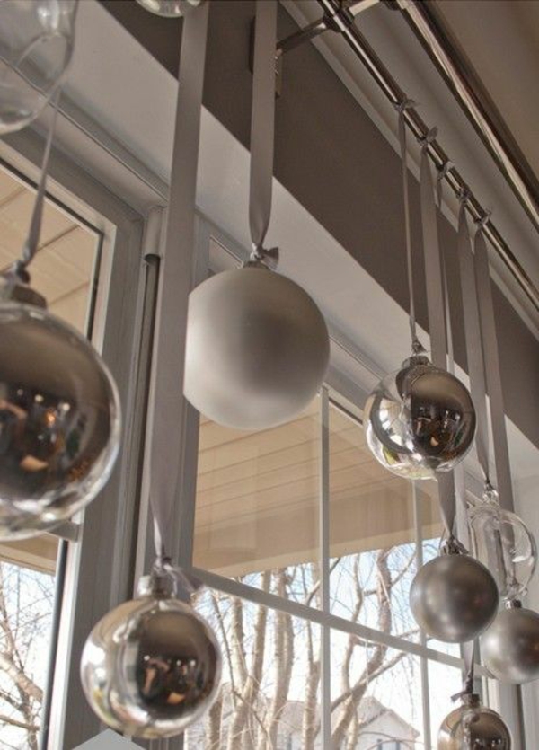 raamdecoratie kerstboom ballen zilveren raamdecoratie